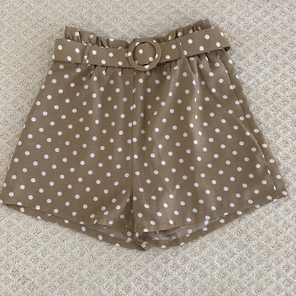 Tan and white high waisted shorts. Size: M